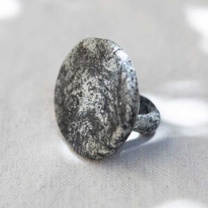 Sculpted Stone Circle Ring. Size 6,5. - Image 3