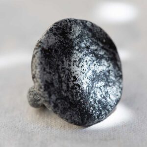 Sculpted Stone Circle Ring. Size 6,5. - Image 4
