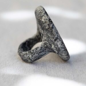 Sculpted Stone Circle Ring. Size 6,5. - Image 5