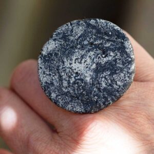 Sculpted Stone Circle Ring. Size 6,5. - Image 6