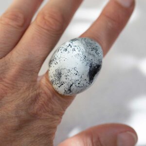 White Sculpted Ring. Size 7. - Image 3
