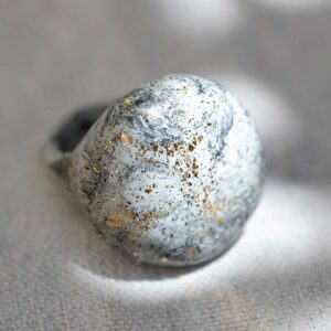 Sculpted White and Gold Ring. Size 8. - Image 2