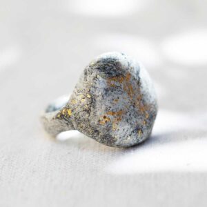Sculpted White and Gold Ring. Size 8. - Image 3