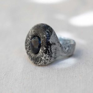 Sculpted Stone and Glass Ring. Size 8. - Image 2