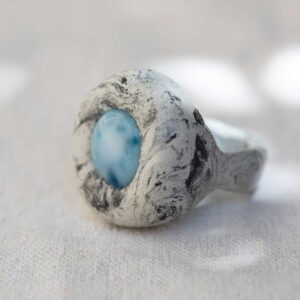 Sculpted White Stone and Glass Ring. Size 9. - Image 2