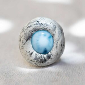 Sculpted White Stone and Glass Ring. Size 9. - Image 4