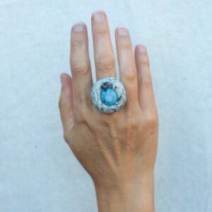 Sculpted White Stone and Glass Ring. Size 9. - Image 5