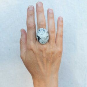 White Sculpted Ring. Size 7. - Image 4