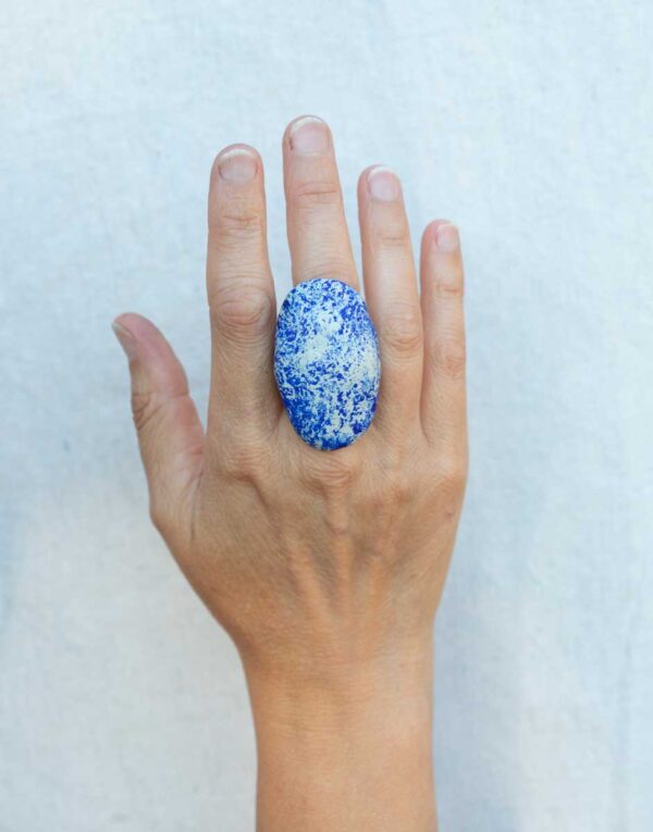 Sculpted Blue Oval Ring. Size 7,5.