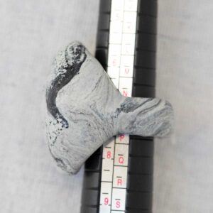 White Sculpted Ring. Size 7. - Image 5