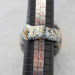 Sculpted Gold and Shell Ring. Size 9,5. - Image 2