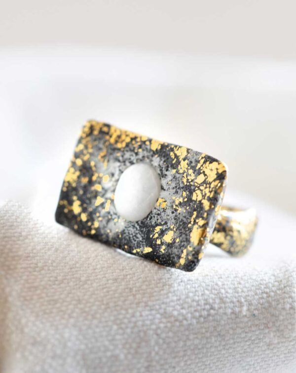 Ring with Beach Pebble and Gold. Size 6,5.