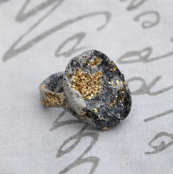 Oval Ring with Gold Leaf. Size 6,5.
